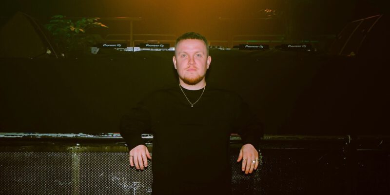 Chris Stussy Amsterdam Weekender; Chris Stussy poserend in nachtclub voor dranghekken