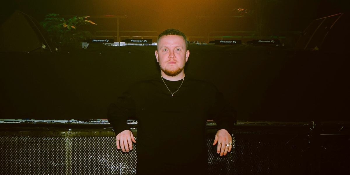 Chris Stussy Amsterdam Weekender; Chris Stussy poserend in nachtclub voor dranghekken