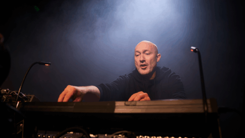 Paul Kalkbrenner; dj Paul Kalkbrenner draait aan knoppen van zijn draaitafel tijdens festival