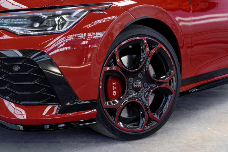 Volkswagen Golf GTI EDITION 50; zijaanzicht met velgen van de Volkswagen Golf GTI EDITION 50