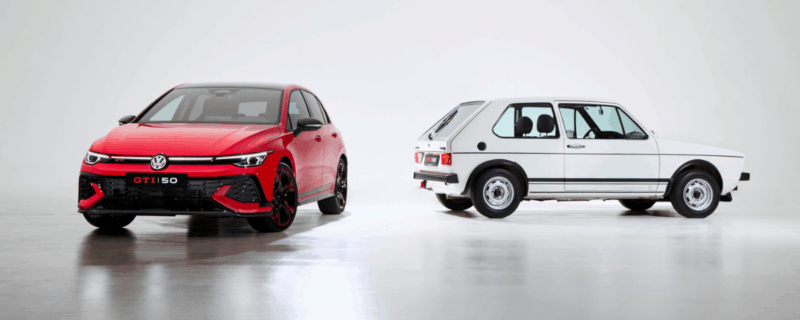 Volkswagen Golf GTI 50 EDITION; Volkswagen Golf GTI MK1 en Volkswagen Golf GTI 50 EDITION gefotgrafeerd in studio.