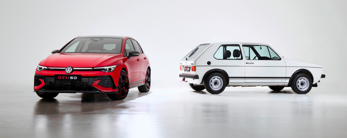 Volkswagen Golf GTI 50 EDITION; Volkswagen Golf GTI MK1 en Volkswagen Golf GTI 50 EDITION gefotgrafeerd in studio.