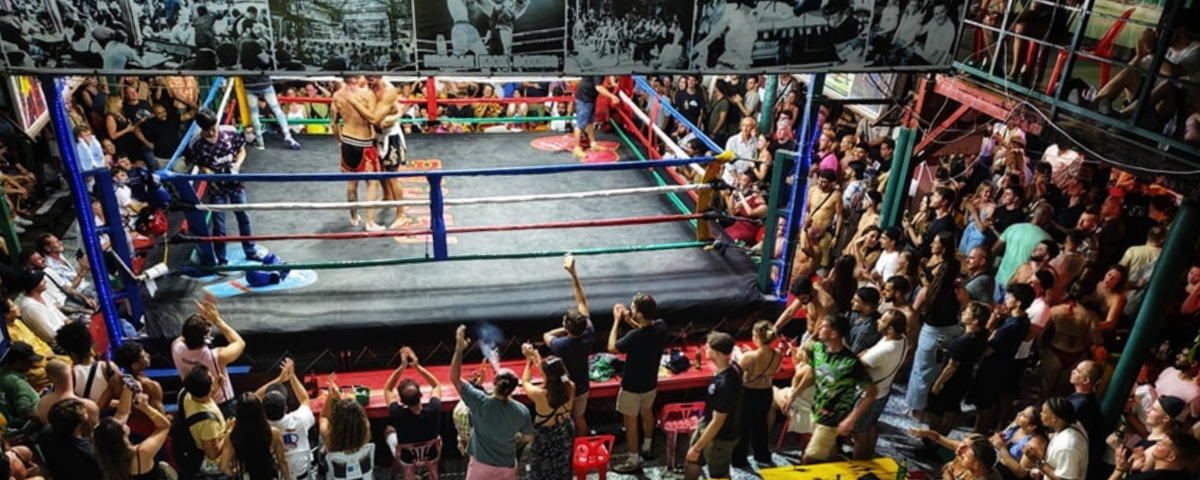 Thaise vechtbar; menigte om de ring van Reggae Bar Phi Phi juichend naar de Thaiboksers in de ring.