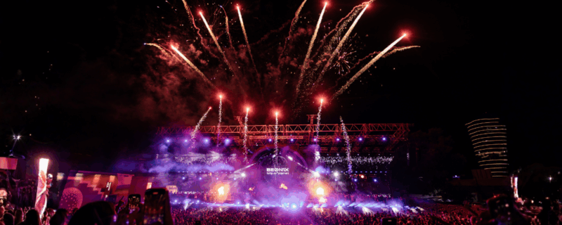 BEONIX; exploderend vuurwerk boven een feestende menigte op de Main Stage van BEONIX Music Festival