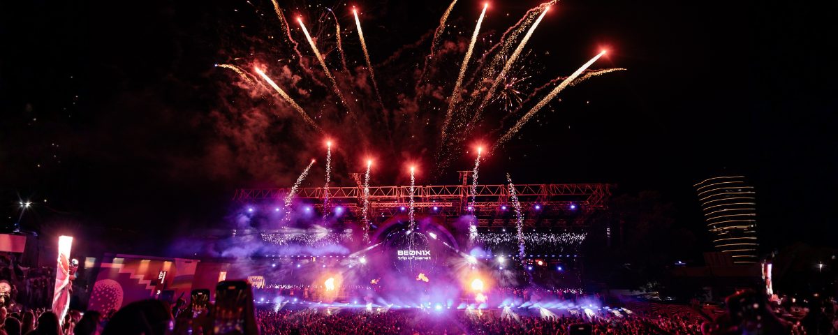 BEONIX; exploderend vuurwerk boven een feestende menigte op de Main Stage van BEONIX Music Festival
