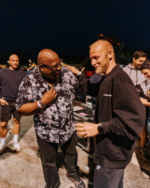 Boris Brejcha; Carl Cox en Boris Brejcha samen op een festival pratend over muziek.