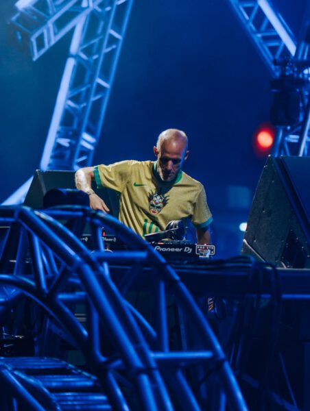 Boris Brejcha; Boris Brejcha op de Main Stage in Brazilië achter de decks.