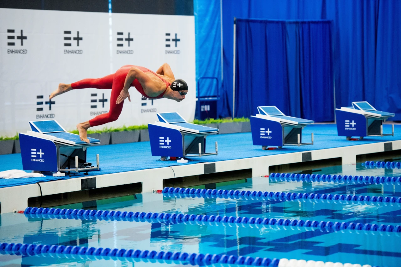 Enhaced Games; Kristian Gkolomeev spring in het water tijdens de Enhanced Games.