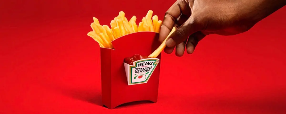 HEINZ patatbakje; hand dipt frietje in ketchup van de nieuwe HEINZ Dipper.