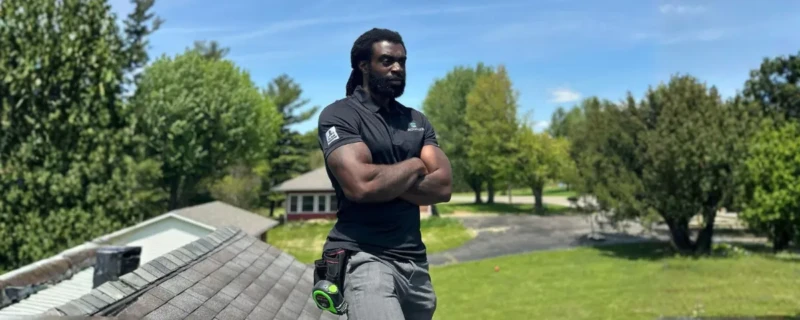 Devin Linder; Devin Linder tijdens zijn werk als bouwvakker poserend met handen over elkaar op het dak