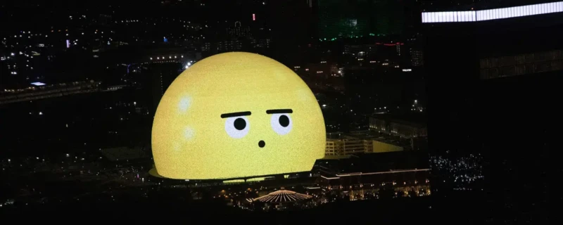 Sphere Las Vegas; emoji afgebeeld op bouwwerk the Sphere in Las Vegas.