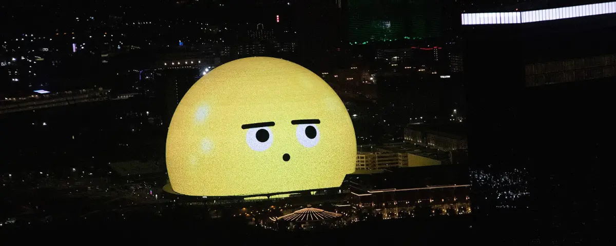 Sphere Las Vegas; emoji afgebeeld op bouwwerk the Sphere in Las Vegas.