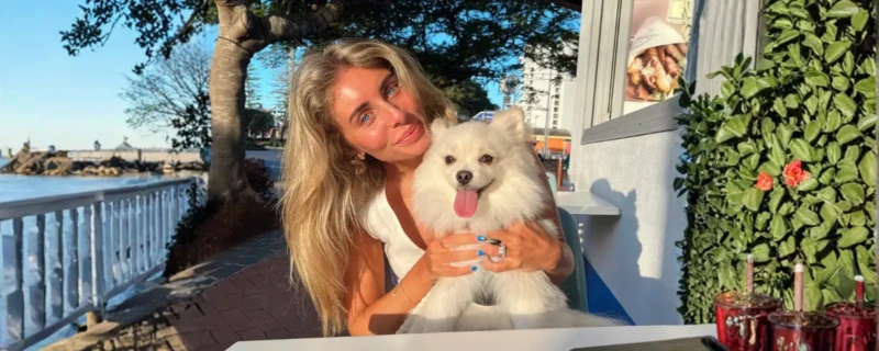 Bonnie Blue 1000; Bonnie Blue poserend op terras met hond.