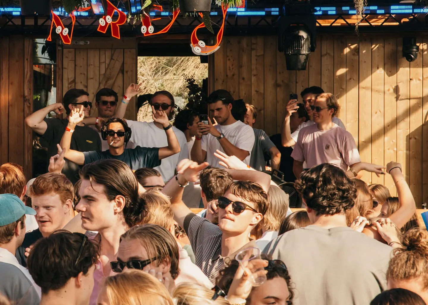 CHANGI; DJ CHANGI achter de draaitafel spelend met de knoppen.