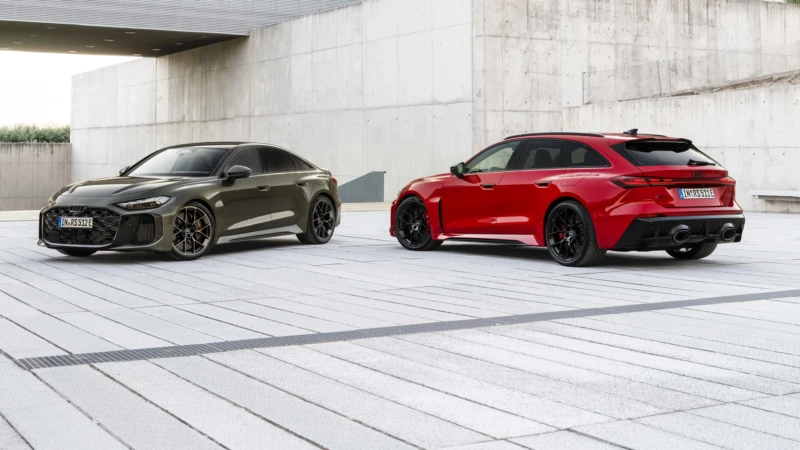 Audi RS5; Audi RS5 Avant en Limousine gefotografeerd vanaf de zijkant.