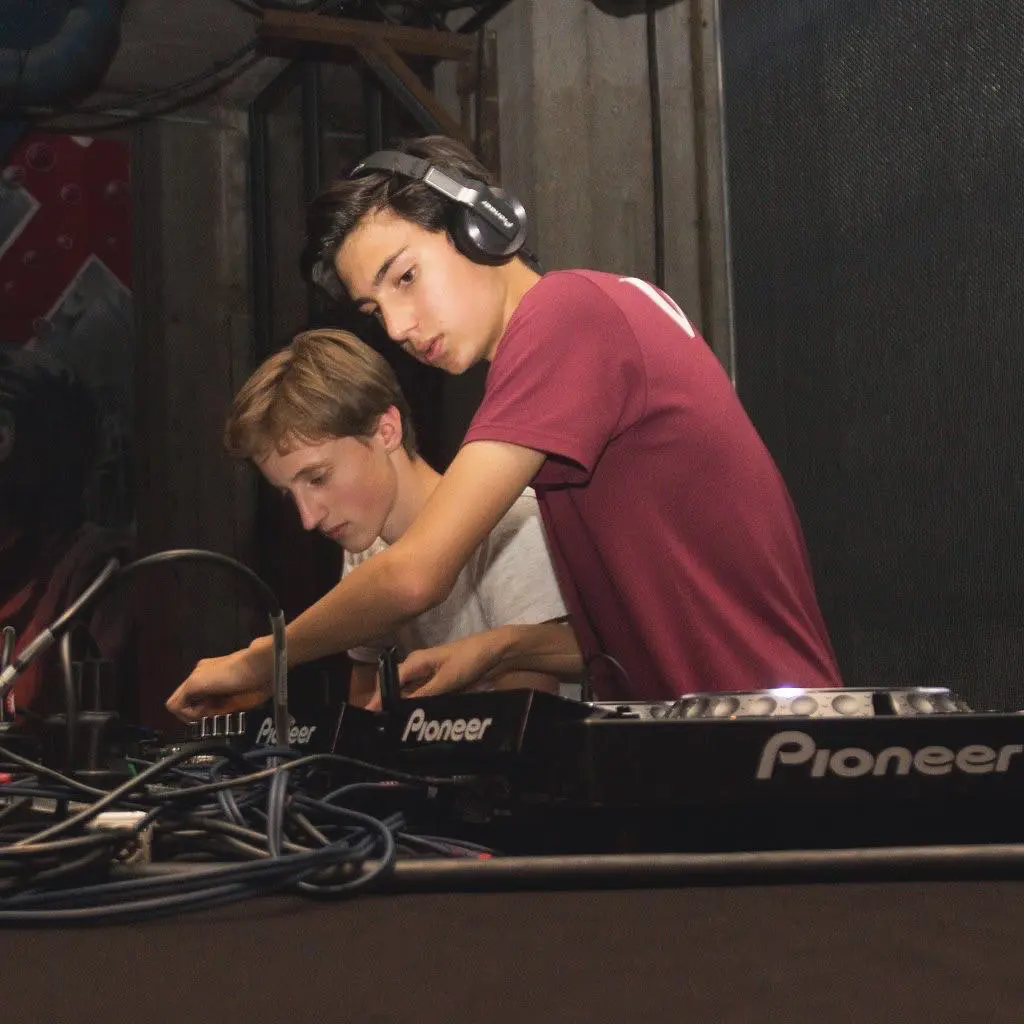 CHANGI; DJ CHANGI in zijn jongere jaren achter de draaitafel spelend met de knoppen.