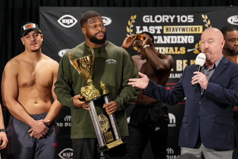 GLORY 105 Rico Verhoeven; Tariq Osaro op het podium met beker van Last Man Standing toernooi GLORY 105. 