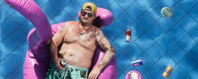 GTA 6; Cal Hampton liggend in het zwembad in Leonida Keys