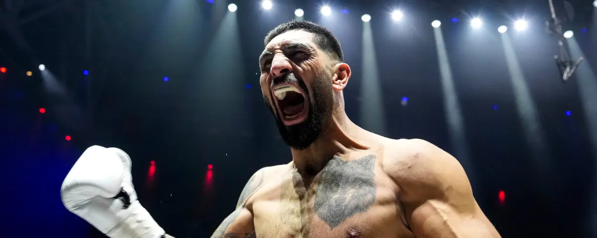 GLORY 107; Bahram Rajabzadeh juichend in ring na zijn overwinning op Cristian Ristea tijdens GLORY 105.