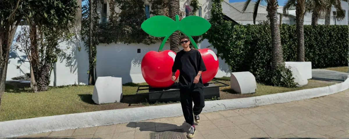 Franky Rizardo; Franky Rizardo poserend voor de Pacha op Ibiza met een zonnebril op.