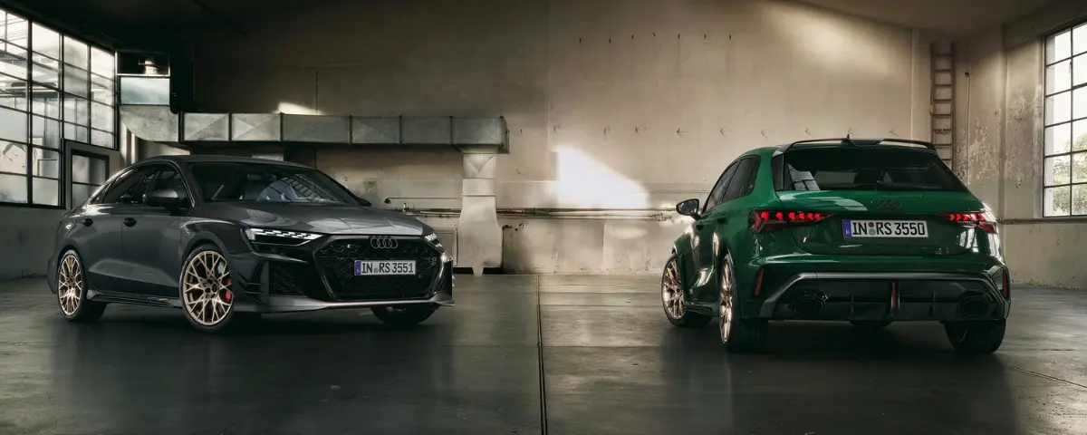 Audi RS3 Limited Competition; De speciale Audi RS3 Competiton Limited als sedan en sportback gefotografeerd in een loods.