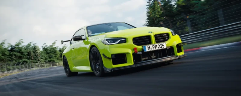 BMW M2 CS; BMW M2 CS gefotografeerd van de voorkant op een circuit.