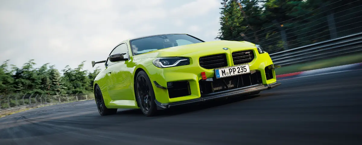 BMW M2 CS; BMW M2 CS gefotografeerd van de voorkant op een circuit.