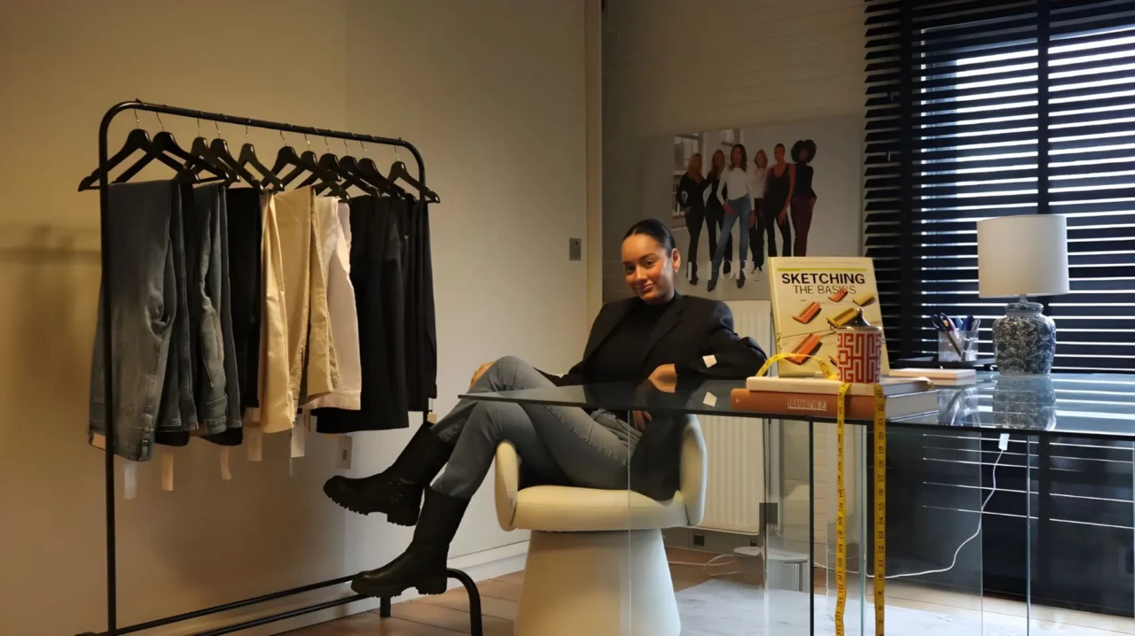 Mical Joseph T For All; Mical Joseph poserend aan haar bureau in haar kantoor.