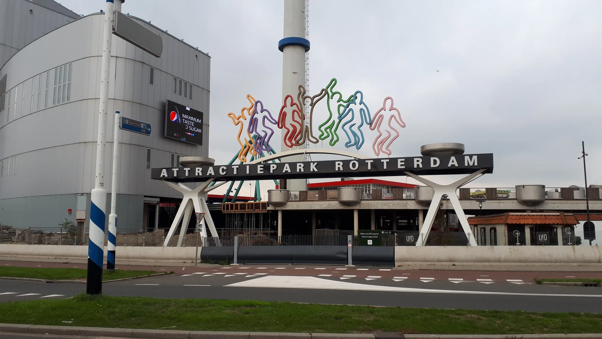 Pretpark Hennie van der Most; voorkant van pretpark Rivoli in Rotterdam.