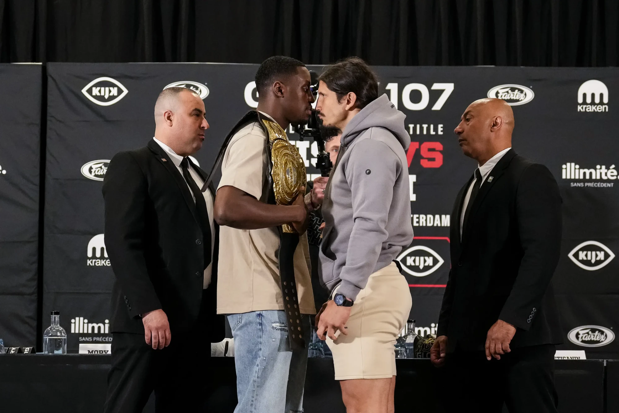 Mory Kromah; Mory Kromah en Miloš Cvjetićanin zitten naast elkaar op de persconferentie van GLORY 107. 