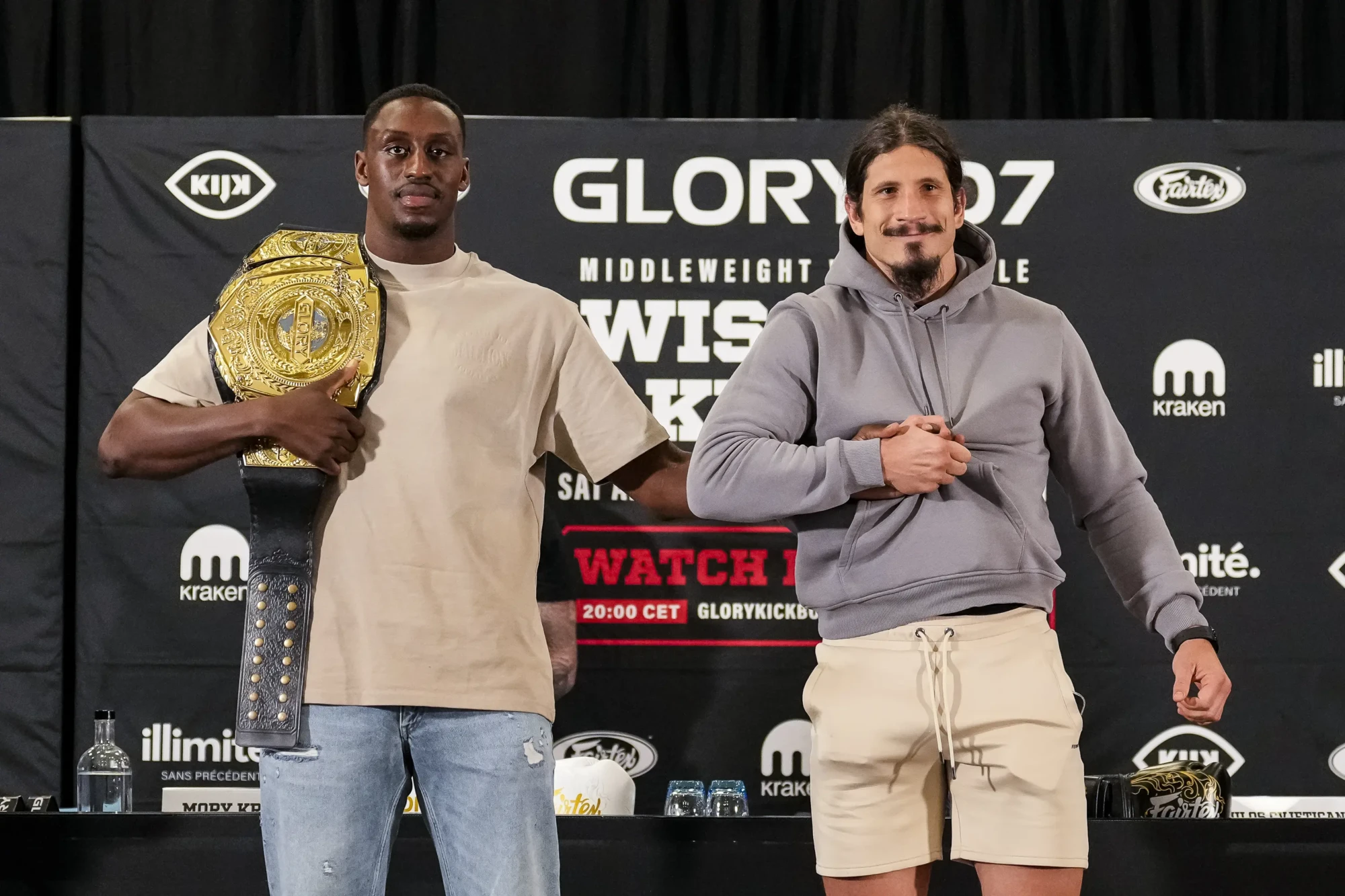 Mory Kromah; Mory Kromah en Miloš Cvjetićanin zitten naast elkaar op de persconferentie van GLORY 107. 