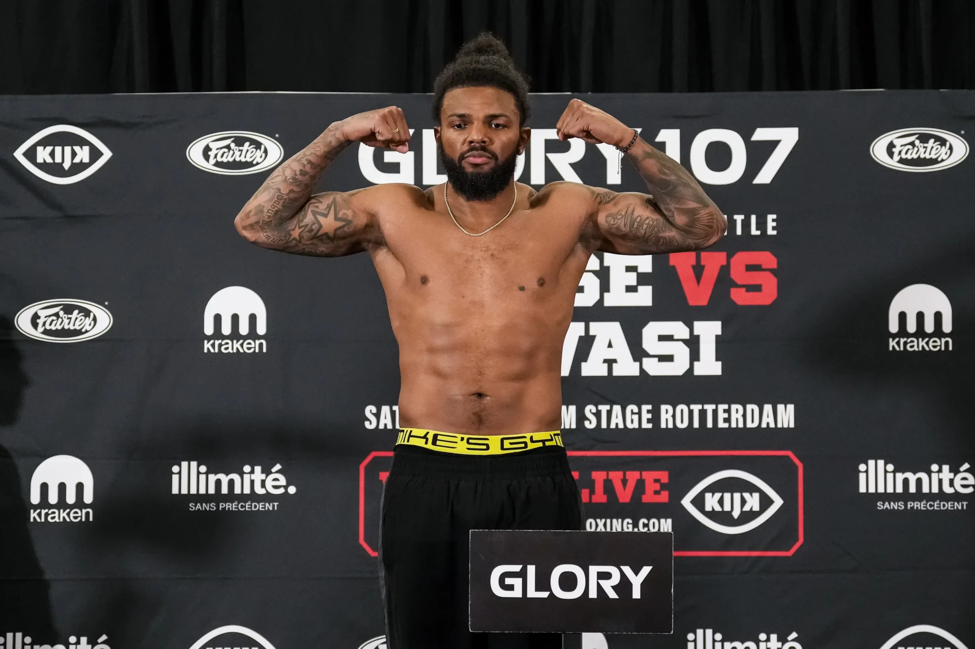 Luis Tavares Mohamed Amine; Luis Tavares op de weegschijl tijdens de weigh in van GLORY 107.