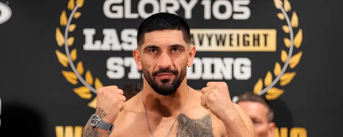 Bahram Rajabzadeh; Bahram Rajabzadeh poserend voor de media met twee vuisten uitgestoken op het weegevenement voor GLORY 105.