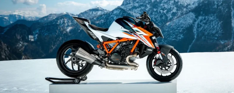 KTM 1390 Super Duke RR; KTM 1390 Super Duke RR (motor) gefotografeerd aan zijkant.