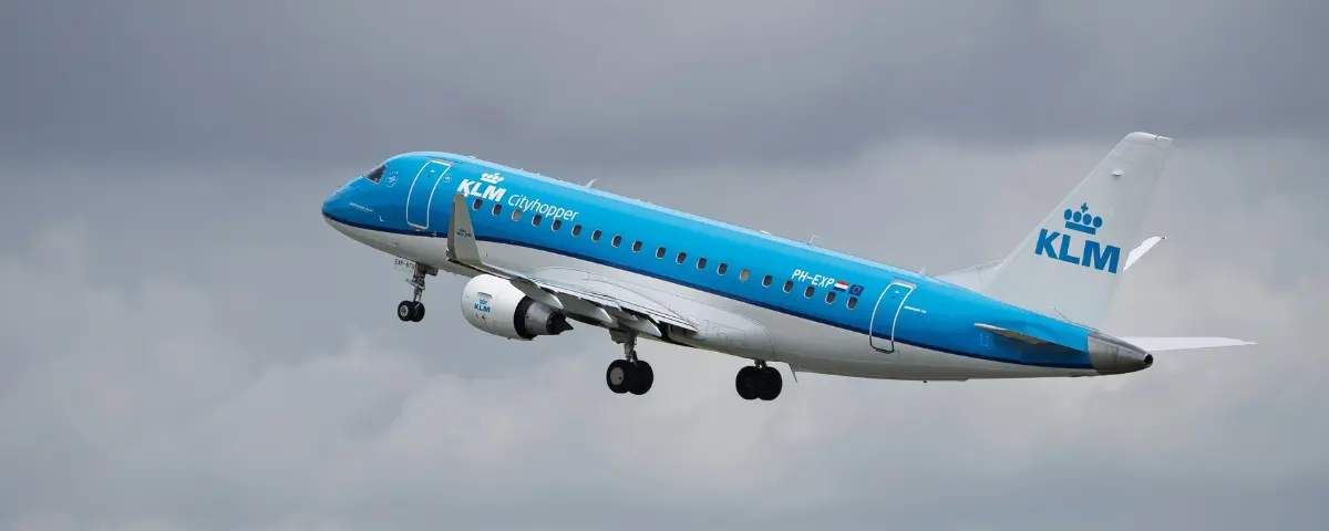 KLM Lufthansa vluchten schrappen; KLM Cityhopper gefotografeerd vanaf de achterkant tijdens het opstijgen.