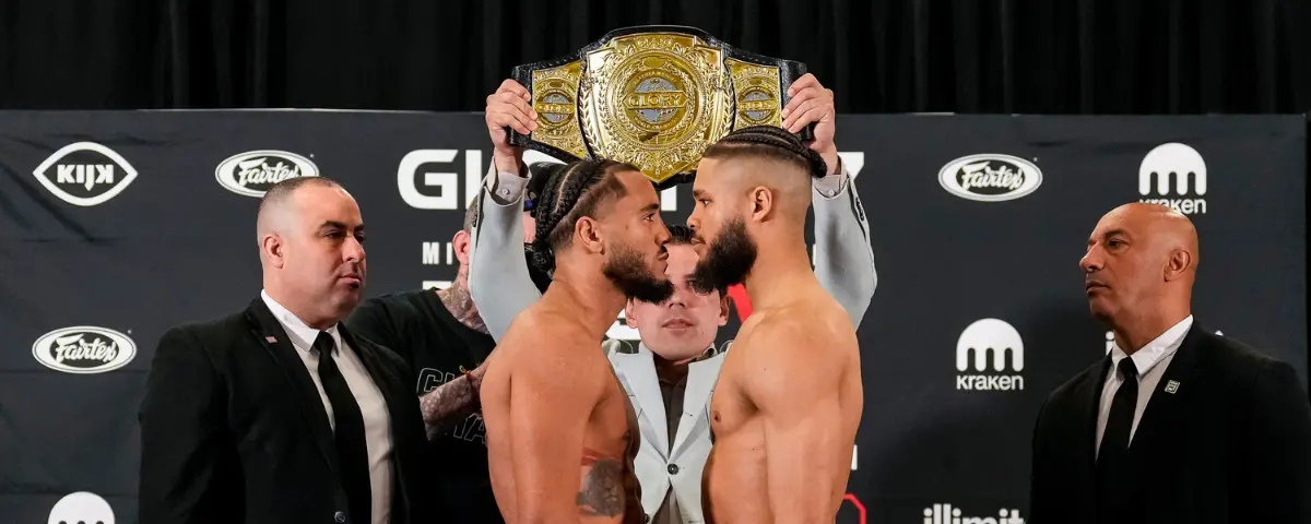 Chico Kwasi en Donovan Wisse tijdens de weigh-in van GLORY 107 tegenover elkaar.