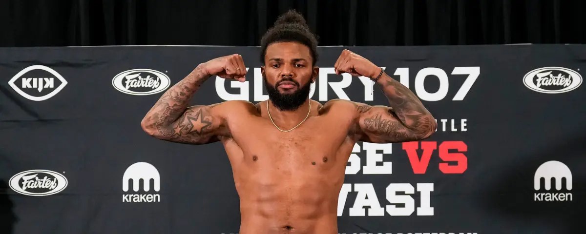Luis Tavares Mohamed Amine; Luis Tavares op de weegschijl tijdens de weigh in van GLORY 107.
