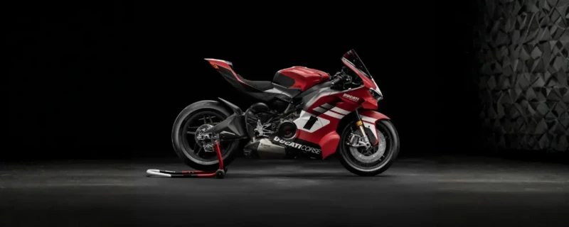 Ducati Superleggera V4 Centenario; Ducati Superleggera V4 Centenario gefotografeerd in studio vanaf de zijkant.