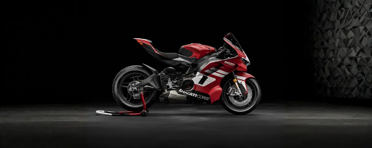 Ducati Superleggera V4 Centenario; Ducati Superleggera V4 Centenario gefotografeerd in studio vanaf de zijkant.