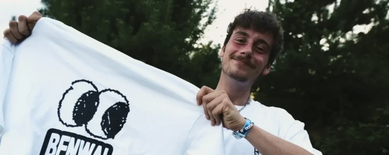 BENWAL; dj BENWAL poserend met een wit shirt voor zijn tour door de Verenigde Staten.