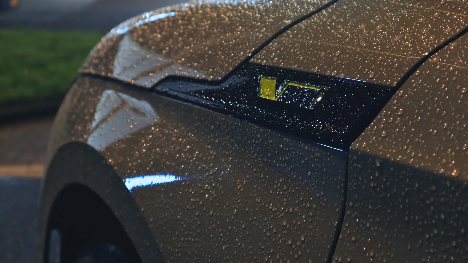 Skoda Enyaq RS; RS-logo van de Skoda Enyaq RS