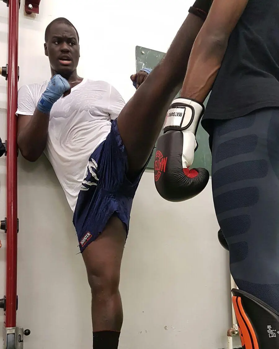 Nico Horta; Nico Horta op jonge leeftijd stretchend in de sportschool.