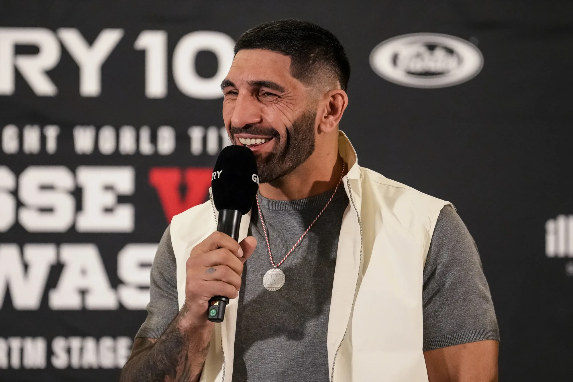 GLORY 107; Bahram Rajabzadeh spreekt tijdens persconferentie GLORY 107 journalisten toe.