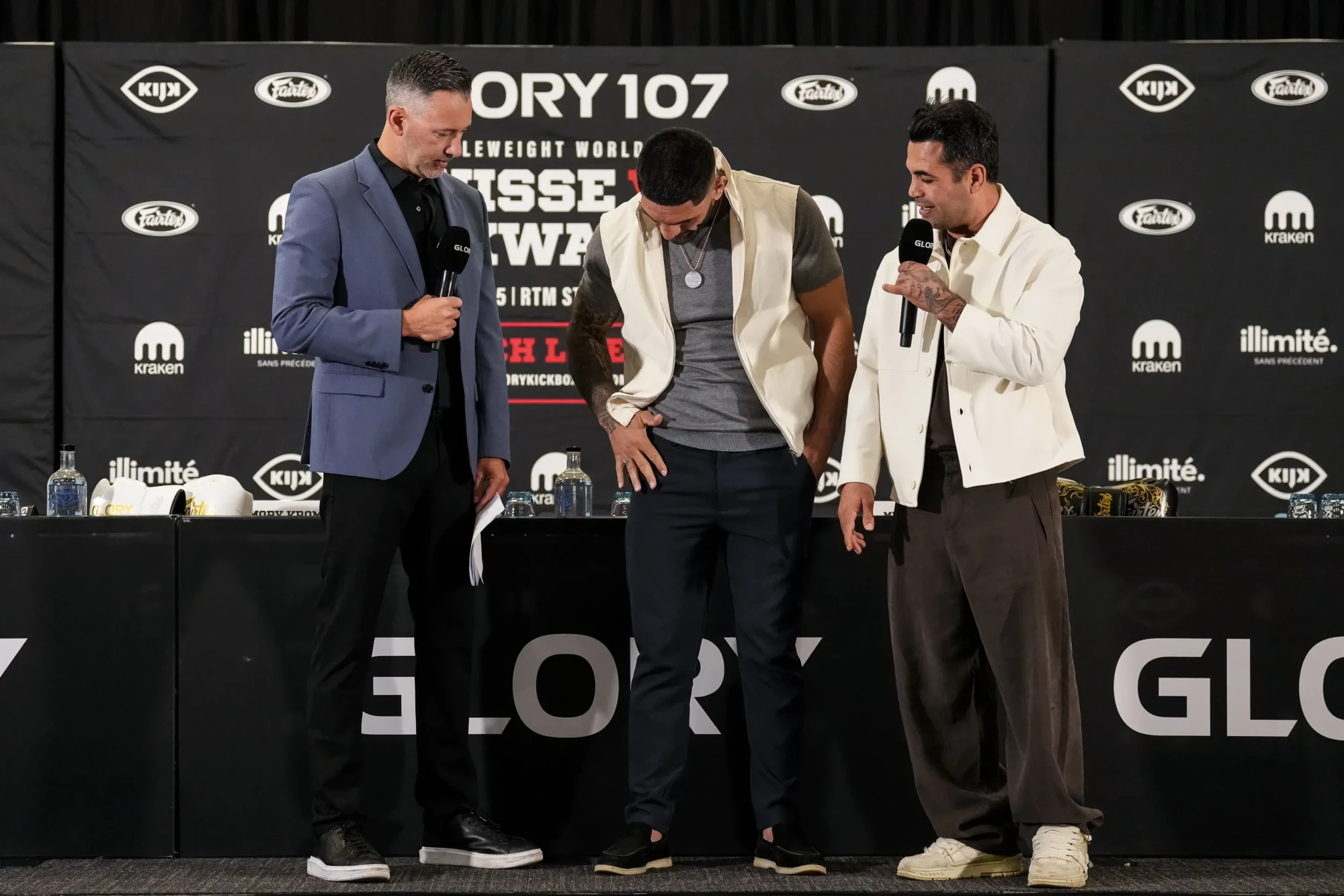 GLORY 107; Bahram Rajabzadeh samen met zijn tolk op het podium tijdens persmoment GLORY 107. 