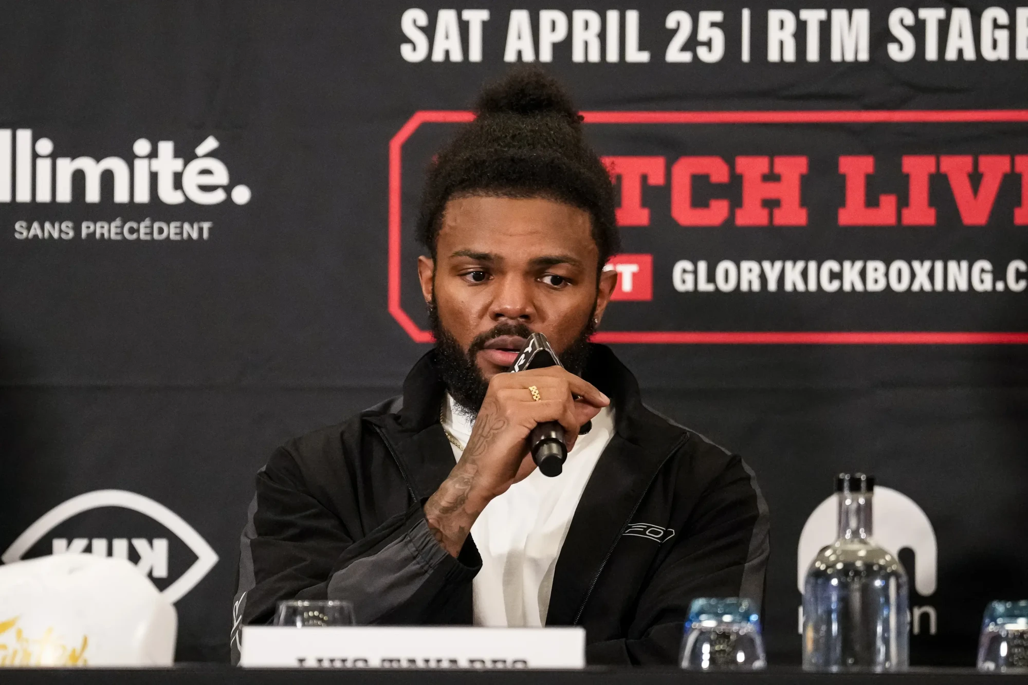 Luis Tavares tijdens persconferentie GLORY 107