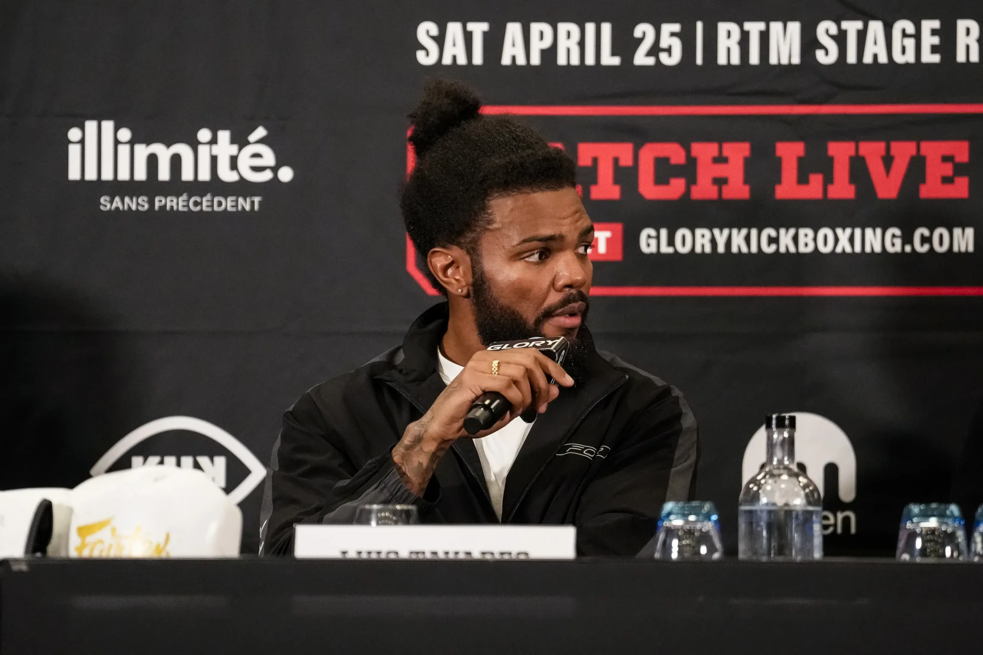 Luis Tavares tijdens persconferentie GLORY 107