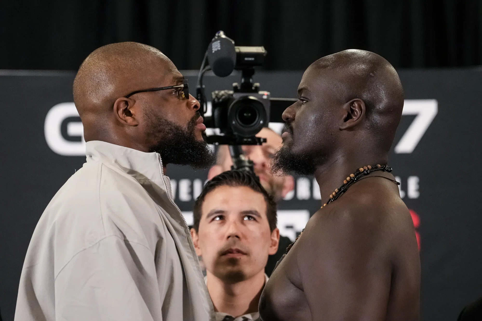 Nico Horta; Nico Horta en Tariq Osaro tijdens staredown voor GLORY 107.