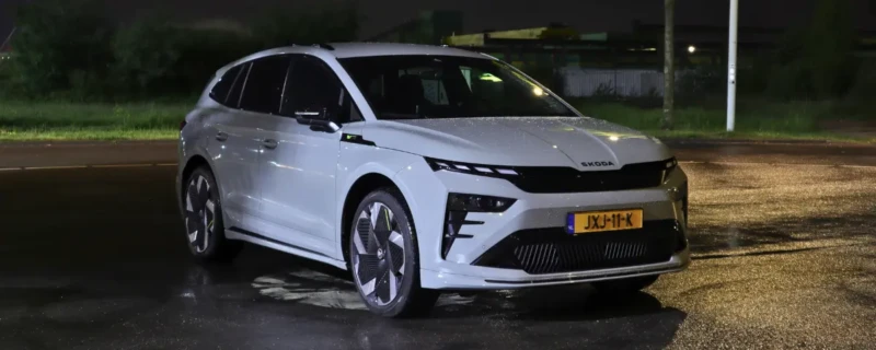 Skoda Enyaq RS; Skoda Enyaq RS gefotografeerd vanaf de voorkant.